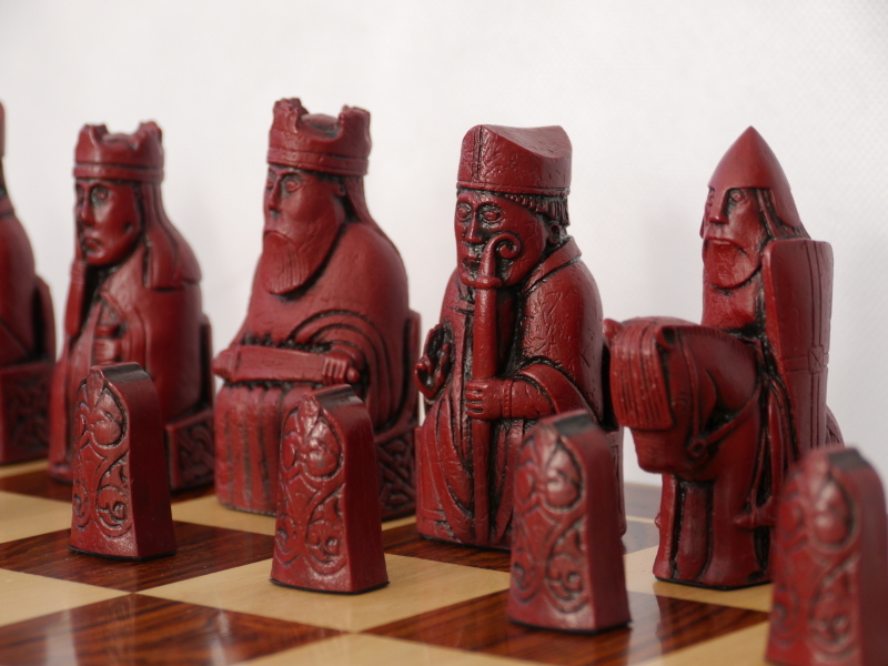 Isle of Lewis chessmen (red/brown) - Schaak en Gowinkel het Paard Spellen sinds 1987