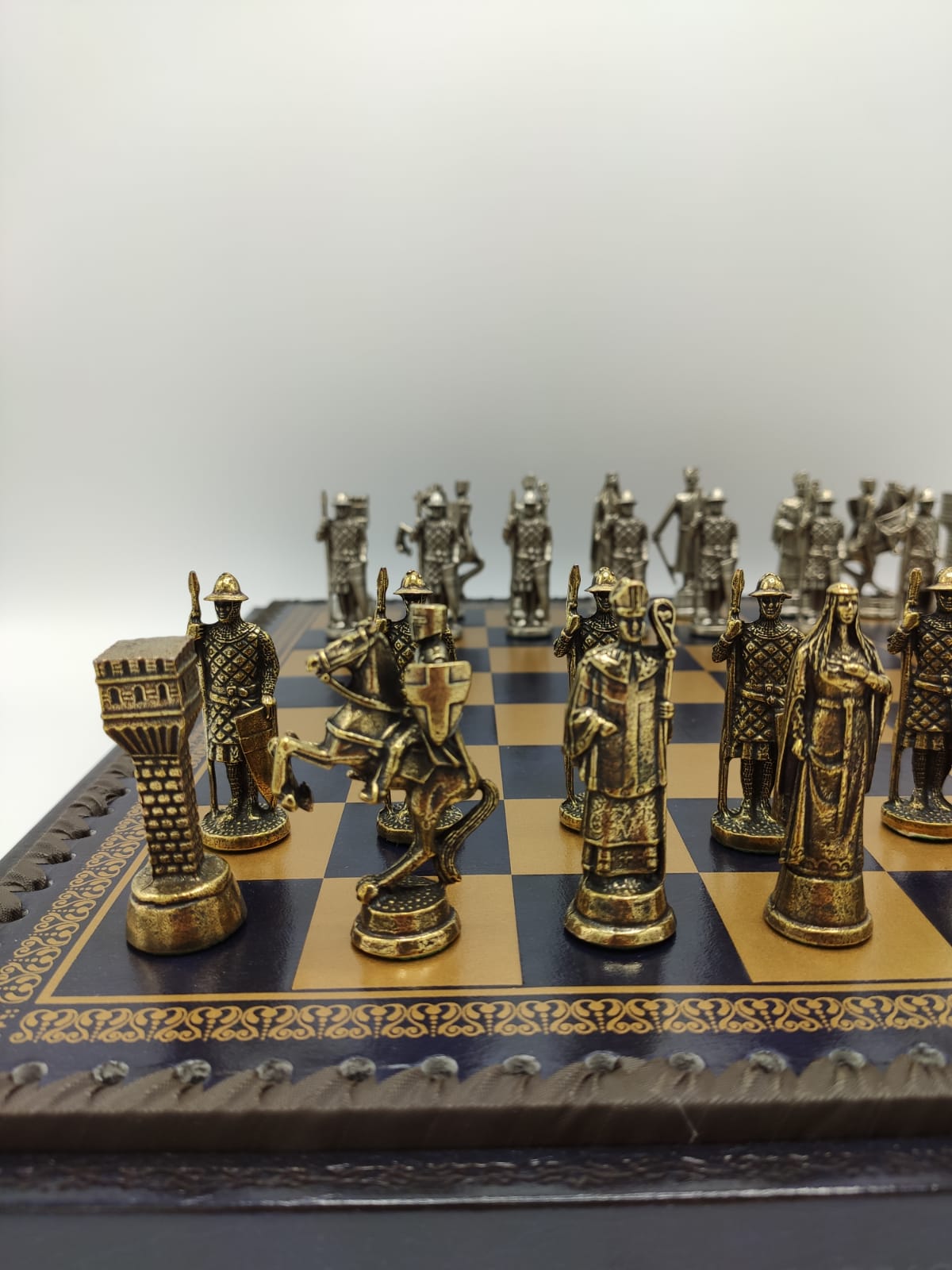 in beroep gaan Oost beneden Metalen schaakstukken zilver/goud koning Arthur - Schaak en Gowinkel het  Paard - Spellen en Puzzels sinds 1987