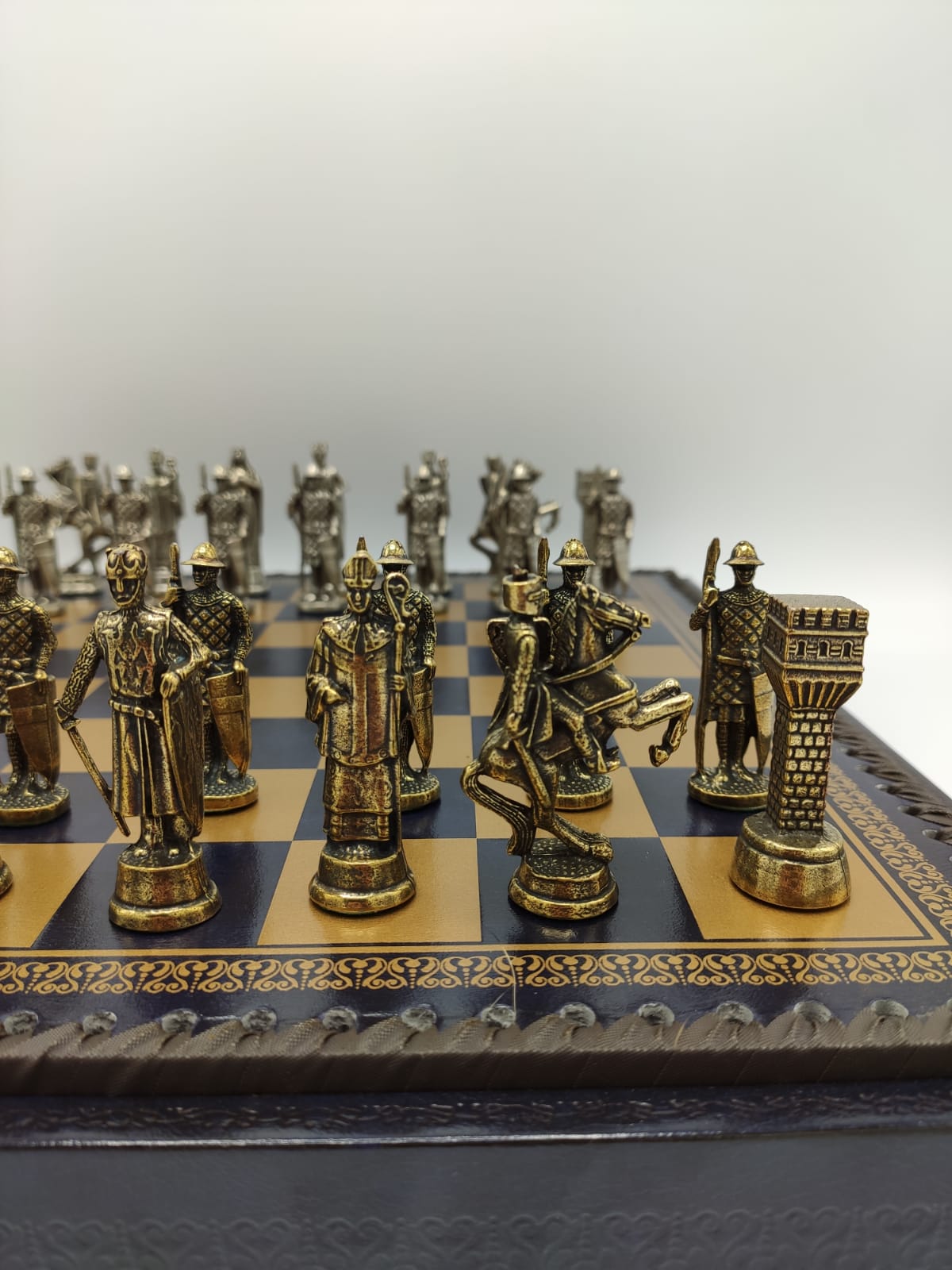 Metalen schaakstukken zilver/goud koning Arthur