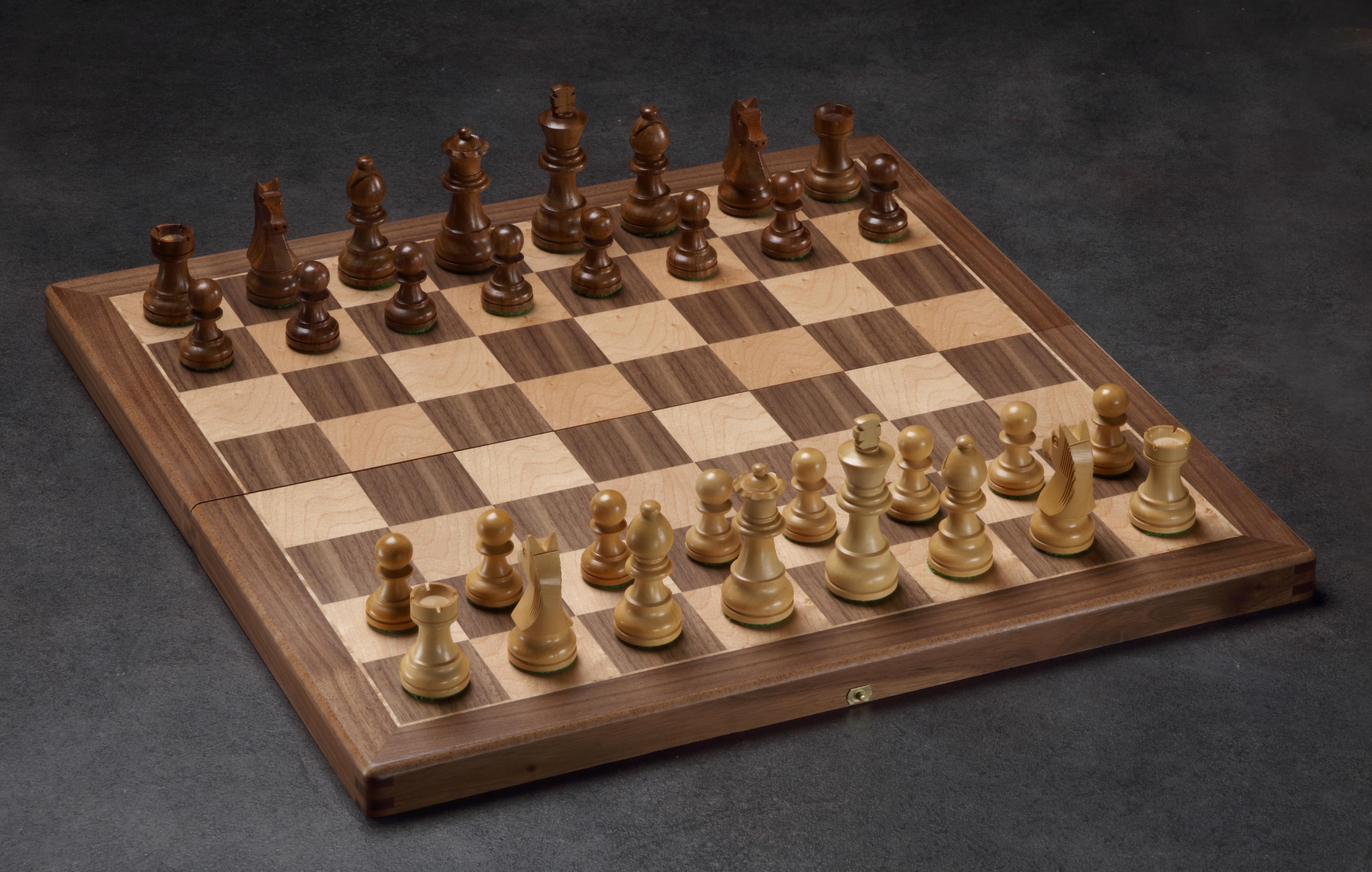 Luxury magnetic foldable chess set (walnut/ maple) - 35 mm