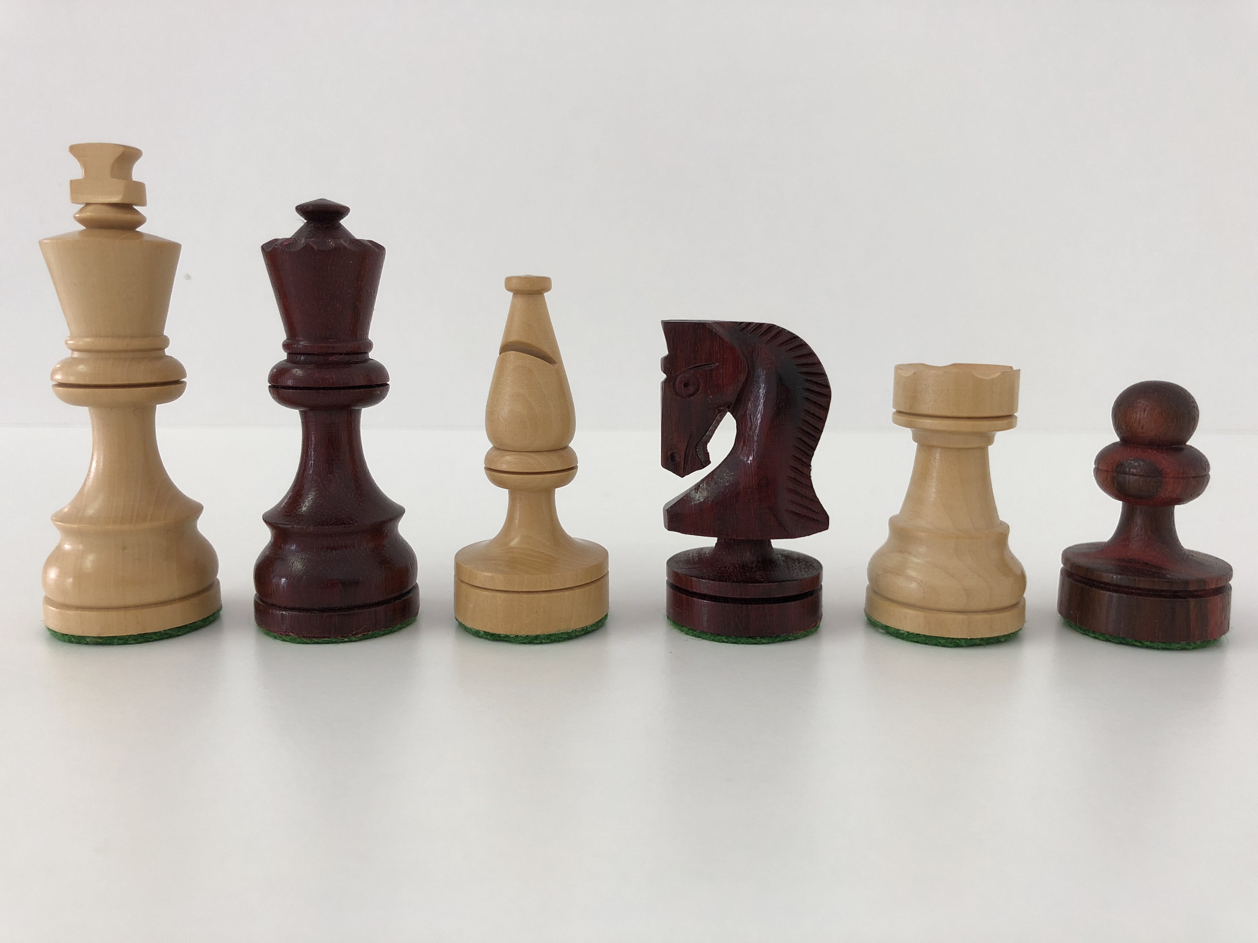 Notenhouten bord met ronde hoeken en palissander schaakstukken Ulbrich