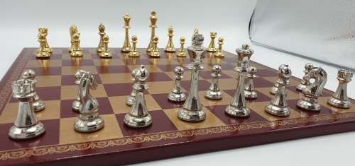 Silver en gold chesspieces with Salpa leather board