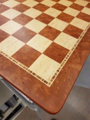 Iepenhouten schaakbord met roodgebeitste stukken