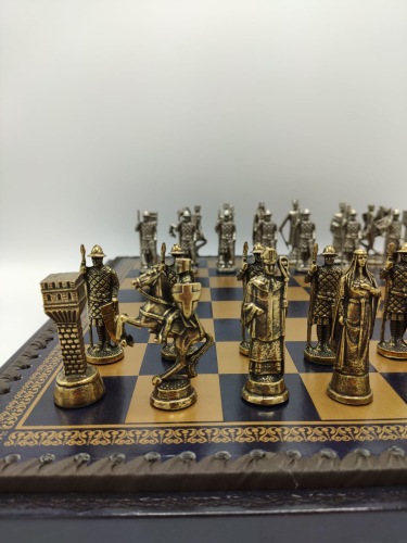 Metal chess pieces silver/gold king Arthur