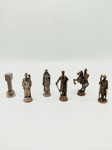 Metal chess pieces silver/gold king Arthur